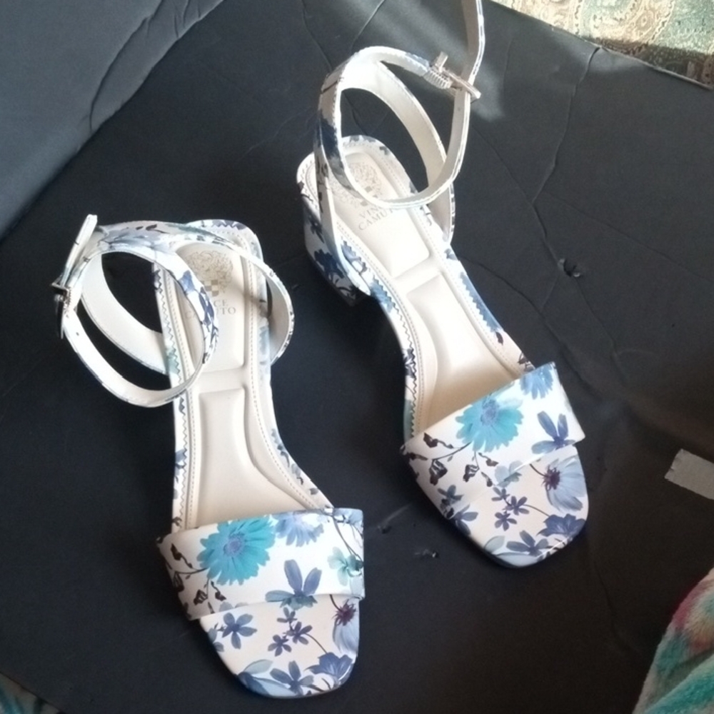 Vince Camuto Cottagecore with Spring Floral Accents and Block Heels Size 8M